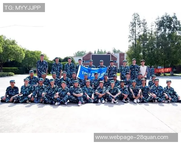 上海足球队的蜕变之旅:从辉煌到重生的纪实探索